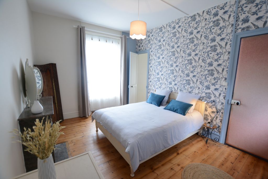 https://espace-ptl.ancv.com/appli/butterfly/data/medias_PA/PHOTOS/922794001001/922794001001PEMZfIbsHv-Les Suites Fisel Rostrenen Chambre Filomena Cadoret.JPG